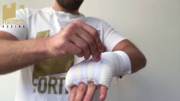 Fortress Boxing フォートレス ボクシング T1ファスト左雨 白 図面マン テーピング バンデージ お手々ラップ しつけ 組み込む格闘技 ボクシング キックボクシング ブラジリアン柔術 Mma Geo2 Co Uk