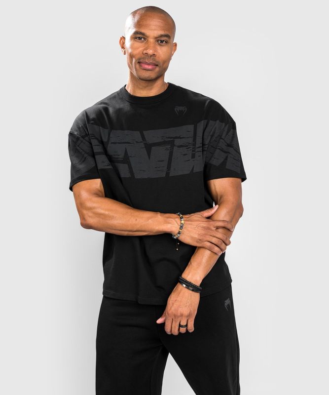 VENUM [ヴェヌム] プルオーバー コネクト XL - オーバーサイズフィット（黒）／ CONNECT XL T-shirt Oversize Fit - Black ／ VENUM-04701-001 ／ 半袖 綿織物プルオーバー 丸首 綿100％ 黒いこと ロゴタイプ メンズ ユニセックストップス MMA  格闘技ブランド名 運動競技 心地よい
