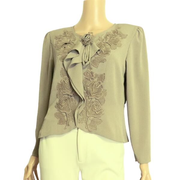 新品同様【中古】びーどろぽえむ オーバーブラウス ブラウス レディース 9号 11号 M L 相当 グレー ちりめん素材 お花 薔薇 刺繍 フリル 長袖 ノーカラー 薄手 きれいめ エレガント 可愛い かわいい 上品 大人 女性 お出掛け 春 秋 春秋 トップス 40代 50代 60代