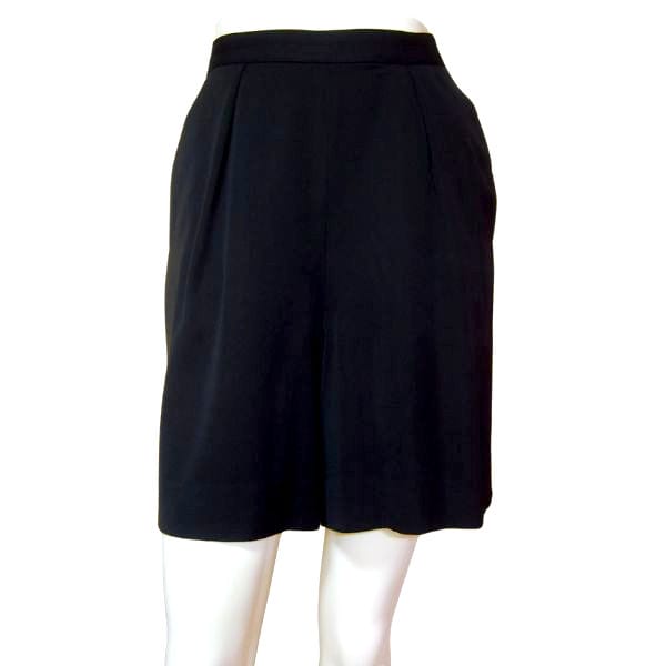 美品【中古】シャネル CHANEL フランス製 キュロットパンツ ショートパンツ 表記 38号 М 9号 相当 古着 黒 ブラック レディース 春 夏 春夏 膝丈 ひざ丈 シンプル 毛100 ウール 大人 女性 20代 30代 40代