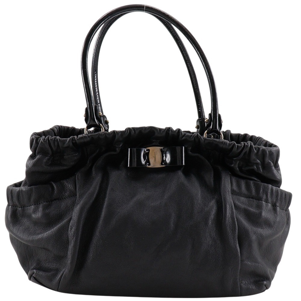 サルヴァトーレフェラガモ Salvatore Ferragamo ヴァラリボン トートバッグ AU-21/C784 レザー&times;エナメル イタリア製 黒 肩掛け 手提げ A5 マグネットタイプ Vara ribbon レディース【中古】｜質にしきの【ブランド販売・買取】