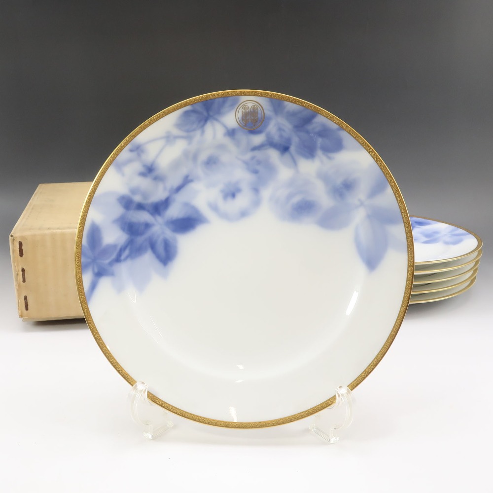 大倉陶園 OKURA 1919年ラベル 戦前マロン印 特注品 【 久世鷹の羽紋 】 ブルーローズ 岡染め 皿 6客 食器 陶磁器 1919 Label, Pre-war Marron Brand, Custom Order [Kuse Hawk Feather Crest] Blue Rose Okazome Plates, Set of 6 _【中古】