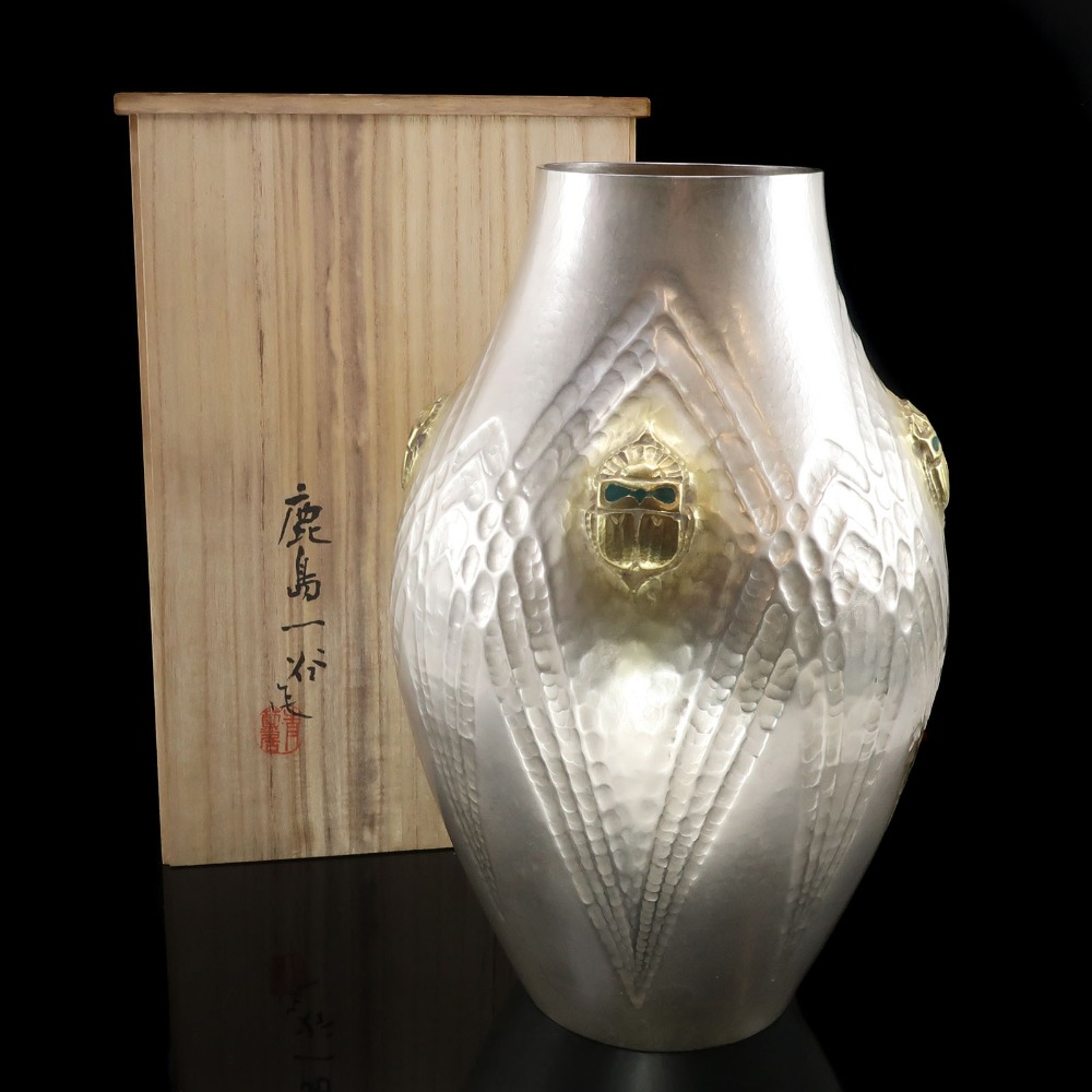 【 人間国宝 鹿島一谷 大作 】 純銀 甲蟲文 花瓶 高さ：32cm 重量：902g 骨董品 三越特注 純銀 [Living National Treasure Daisaku Kashima Ichitani] Sterling silver insect pattern vase Height: 12.6\