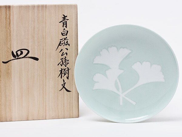 万物の霊長国宝 井上萬二窯元 青白磁鴨脚樹文皿 inouemanji-17茶の葉のふじい・藤井茶舗