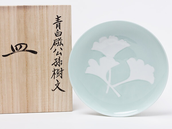 万物の霊長国宝 井上萬二窯元 青白磁鴨脚樹文皿 inouemanji-18茶の葉のふじい・藤井茶舗