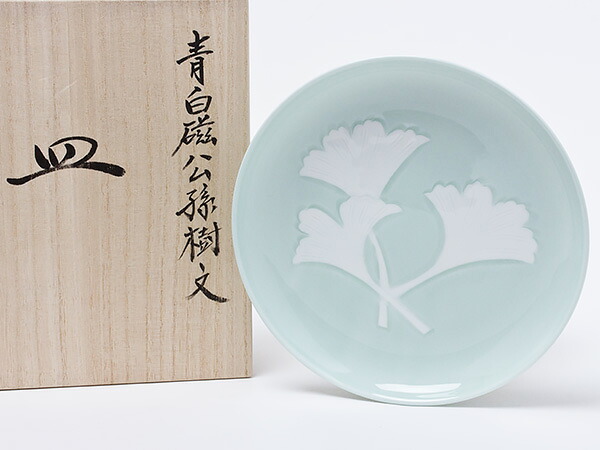 万物の霊長国宝 井上萬二窯元 青白磁鴨脚樹文皿 inouemanji-19茶の葉のふじい・藤井茶舗
