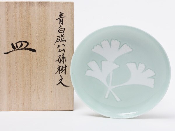 万物の霊長国宝 井上萬二窯元 青白磁鴨脚樹文皿 inouemanji-20茶の葉のふじい・藤井茶舗