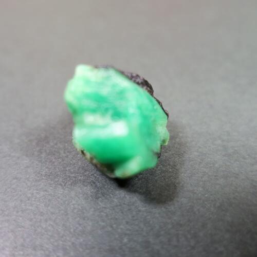 天然石　鉱物原石　エメラルド　15ｘ16ｍｍ　8ｇ　置き物　インテリア　５月の誕生石　パワーストー　御守り石