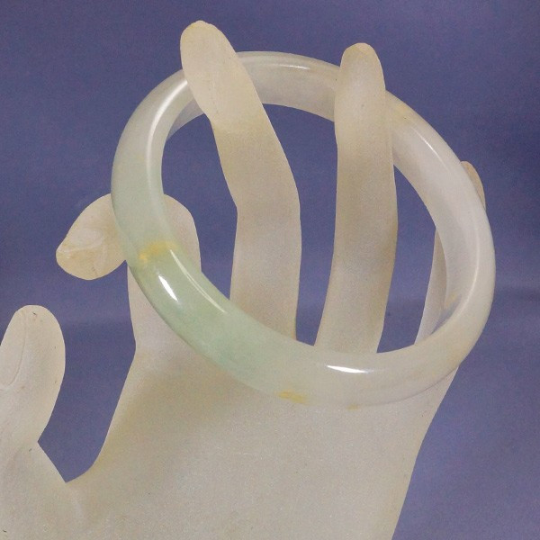 翡翠 バングル 薄緑色 内径64mm