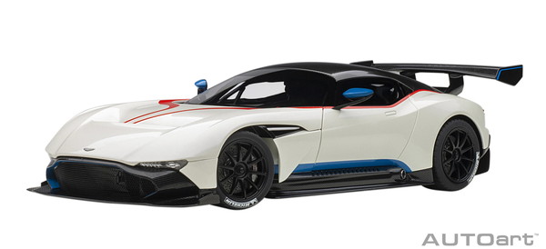 【貨物輸送無料】 AUTOart 1/18 アストンマーチン ヴァルカン メタリック・白いこと/青み\u0026赤いこと・縞模様 成し遂げる品ミニカー 70261