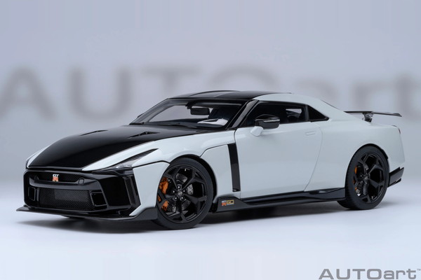 【送料無料】　AUTOart 1/18 NISSAN GT-R50 by ITALDESIGN (メタリック・ホワイト/ブラック) 完成品ミニカー 77511