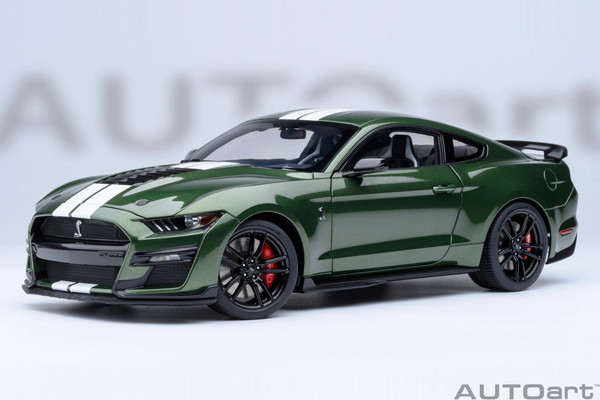 【送料無料】 AUTOart 1/18 フォード マスタング シェルビー GT500 グリーン/ホワイトストライプ 完成品ミニカー 73097|トイスタジアム1号店