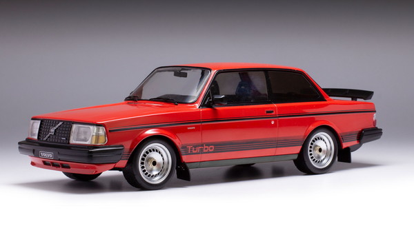 【送料無料】　IXO MODELS 1/18 ボルボ 240 ターボ カスタム 1984 レッド 完成品ダイキャストミニカー 18CMC177｜トイスタジアム1号店