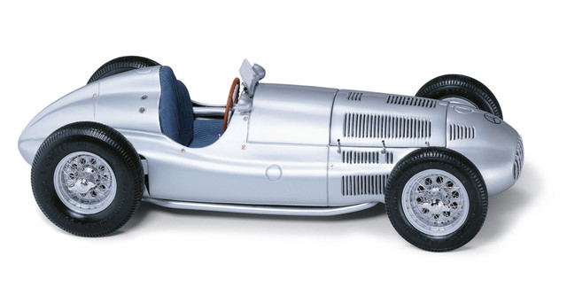 【貨物輸送無料】 CMC 1/18 メルセデス・ベンツ W165 1939 しろがね色 成し遂げる品ダイキャストミニカー M018
