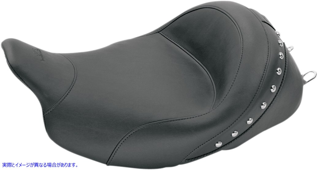 取寄せ Solo クロームスタッドシート - FL 08+ マスタング Solo Chrome Studded Seat - FL 08+ 76029 DRAG 08010452｜ハーレーパーツデポ 55,372円