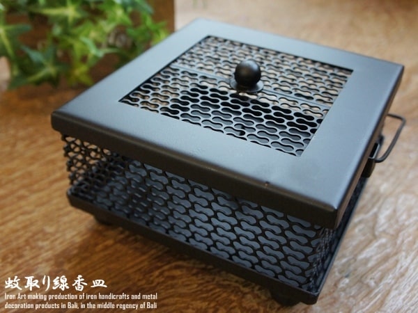楽天市場 ポイント10倍 手作り 蚊取り線香入れ 蚊遣り 蚊取り線香ホルダー 蚊遣り器 蓋付き 取っ手付き スチール製 四角 アイアン スクエア 四角形 黒 ブラック 蚊取り線香ケース 持ち運び 和室 洋室 フタ付き バリ島の職人のハンドメイド 買い回り ポイント消化 買い