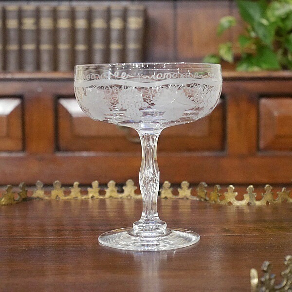 英国イギリスアンティーク 1920年代 シャンパングラス 葡萄のハンドエングレーヴィング クリスタルガラス S240｜Ｑ&rsquo;Ｓ　ＡＮＴＩＱＵＥＳ