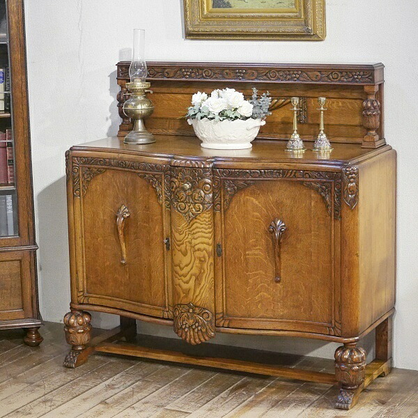 英国イギリスアンティーク家具 サイドボード バフェ 彫刻 バルボスレッグ 樫 オーク材 B754W|Q’S ANTIQUES