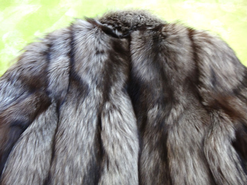 美品☆高級毛皮 SAGA FOX(サガフォックス) 毛皮 ハーフコート 裏地刺繍 