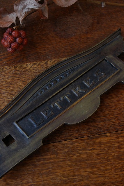 フランス Brocante くすんだ風合いの ポスト レタースロット 郵便受け B4-4