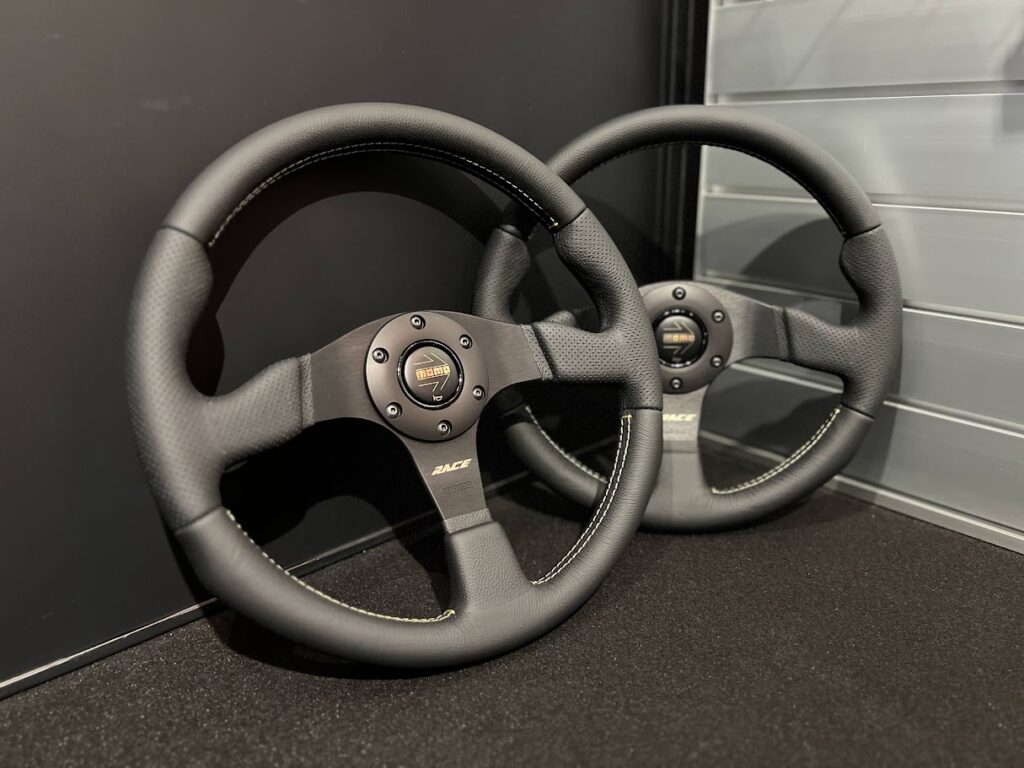 MOMOステアリング　Φ350　モモステ　レース　美品　RACE MOMO モモ(MOMO) ステアリング RACE レース (R-12/R-11