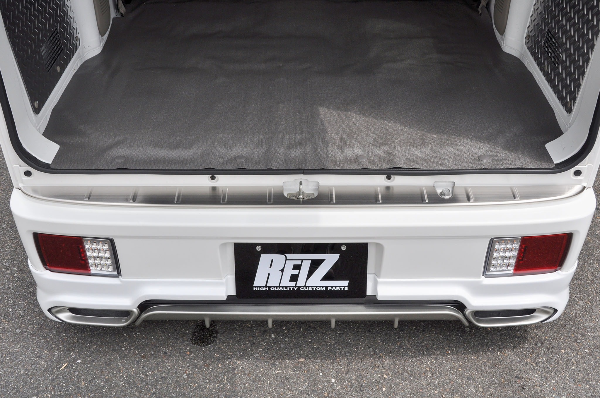 DA17Wエブリイ･DA17Vエブリイ リアバンパーステップガード ヘアライン仕上げ SN4136 REIZ Revier