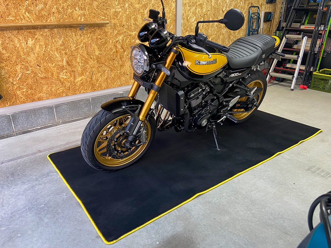 バイク メンテナンスマット レーシングマット 1枚 Lサイズ 240cm×120cm オートバイ バイシクル 整備用マット メンテナンスシート 自転車 ワークマット 送料無料 自転車置場 サイクルポート ガレージ バイクガレージ ガレージフロア 飾り 格納庫 室内 部屋 自宅 車庫|カーマット フロアマット専門店R.S