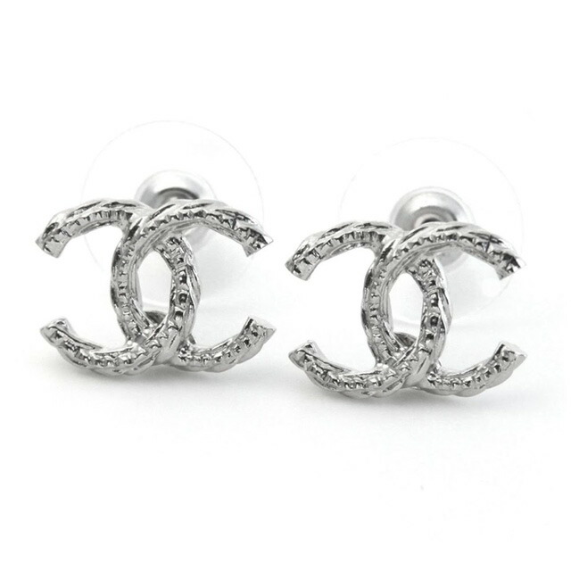 It Is White Day On Chanel A85894 Argent Coco Twist Here Mark Cc Logo Stud Bolt Pierced Earrings Silver New It Is White Day On Chanel A85894 Argent Coco Twist Here Mark Cc Logo Stud Bolt Pierced Earrings Silver New