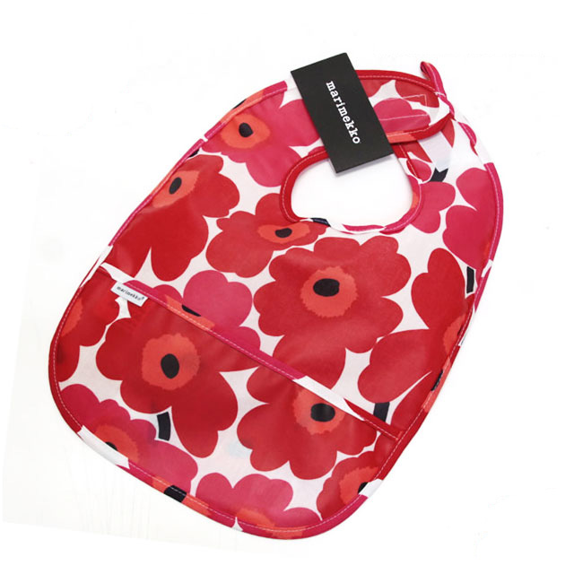 楽天市場 マリメッコ Marimekko Mini Unikot Bib ウニッコ柄 オイルクロス 防水加工 ベビー用スタイ ポケット付 よだれかけ 食事用エプロン ホワイト レッド 001 贈り物 出産祝い ブランド 正規品 北欧 雑貨 Salada Bowl おしゃれブランド通販