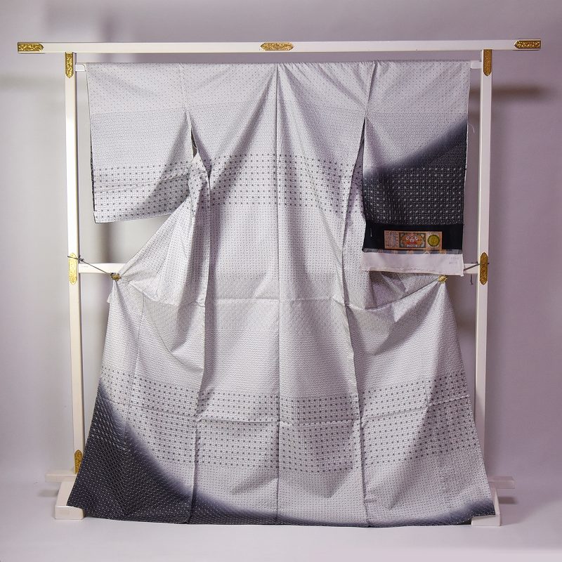 短い訪問着 手縫いお仕立てもの付き添い人 発祥地大島紬 白大島 総刺・墸 幾何学学飾りつけ 末たのもしい薄墨色 裾ぼかし 裄丈６８ｃｍまで 正絹【貨物輸送込み】