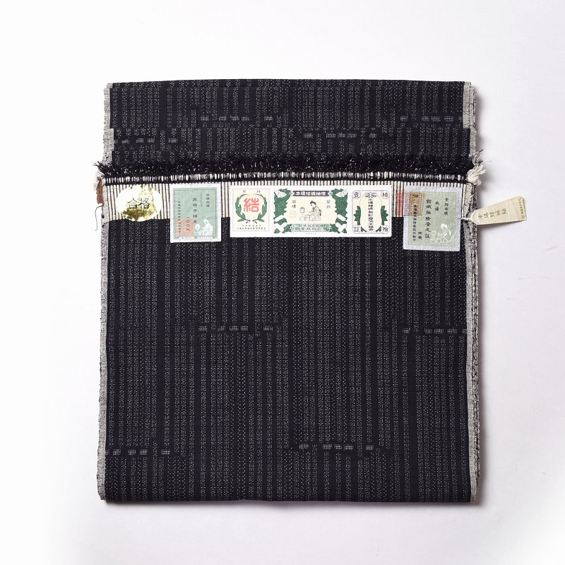 本場結城紬 100亀甲 総柄 重要無形文化財 地機織り 大人かわいい柄 しつけ付 重要無形文化財 本場結城紬 地機織 100亀甲 総絣 モロ入 しつけ付き 未