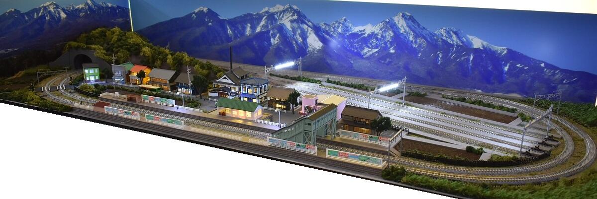 「送料無料」<br>鉄道模型ジオラマレイアウト<BR>Ｎゲージ用　複線[１５０ｃｍ×６５ｃｍ]<br>昭和の風景と4線ヤード（ヤード灯付き、照明組込済み、ポイント電動化、DCフィーダー付き）<br>●注文製作●１５０ｘ６５－１１
