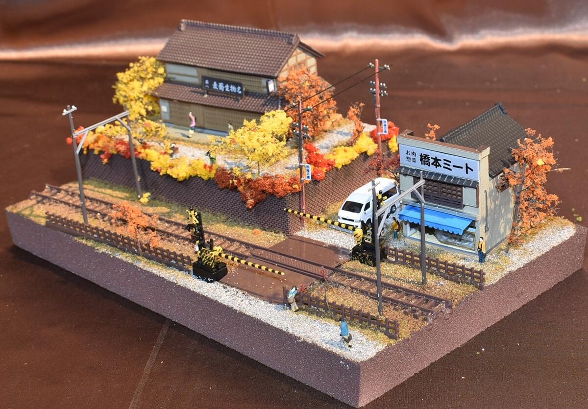 机の上に置ける 鉄道模型 ジオラマ ｎゲージ鉄道模型用展示台 みにらま 紅葉の街角 ストラクチャー レイアウト 注文製作 コレクターズショップ サザン