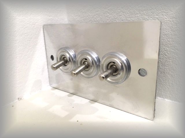 楽天市場 最安値挑戦中 3口トグルスイッチカバー プレート レトロオシャレな壁スイッチ シルバーアルミ アンティークシャビー アメリカン カントリー 男前 昭和モダン洋風 Onoff切り替え 工業系 Rcp Selectstore