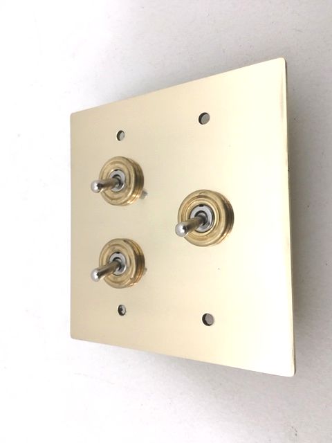 【最大500円OFFクーポン】☆最安値挑戦中★真鍮　スクエア3口トグルスイッチカバー◎プレート　レトロオシャレな壁スイッチ♪　アンティークシャビー　アメリカン　カントリー　男前　昭和モダン洋風　ONOFF切り替え　インダストリアル　工業系【RCP】