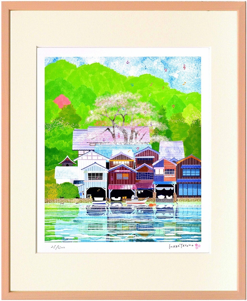 【風景】アートパネル はり たつお 京都 伊根の舟屋と桜 おしゃれ 新築祝い ギフト 玄関 版画 絵画 リビング 癒やし 癒やし アート インテリア 額入り はりたつお 音楽 シリーズ 伊根の舟屋 京都府 風景画 桜 絵画 舟屋 アートパネル 癒やしのインテリア 和風景|ハンガーラック&収納アップのお店