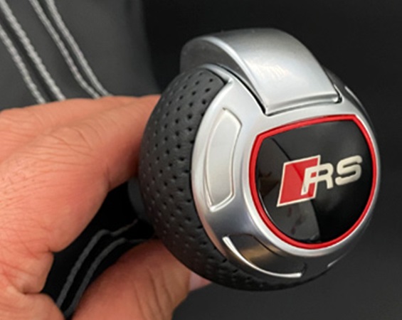 アウディ/AUDI RS/S3/S4/ロゴ パンチングレザー・シフトノブ/type2【AutoStyle】