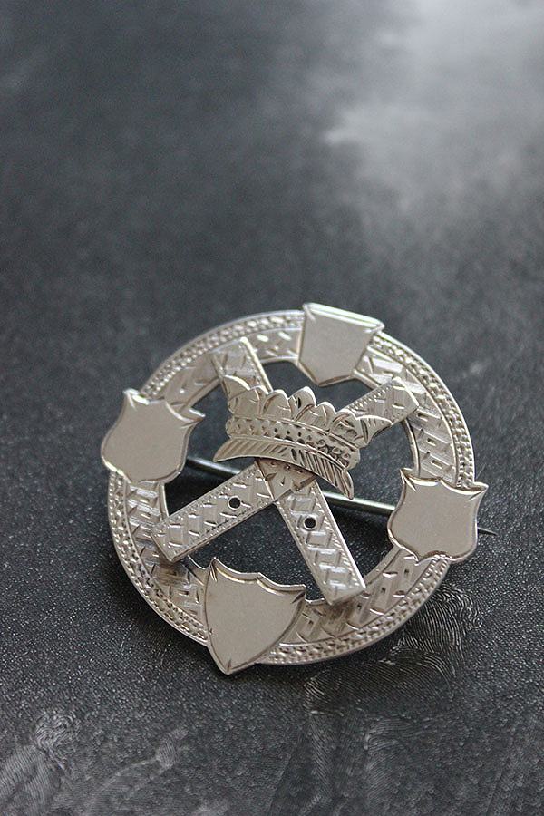 日本最大級 英国 ヴィクトリアン 10年 C Co バーミンガムホールマーク 王冠十字シールド彫金シルバー ブローチ Pi05 Me01 公式店舗 Topelevation Winkstrategies Com