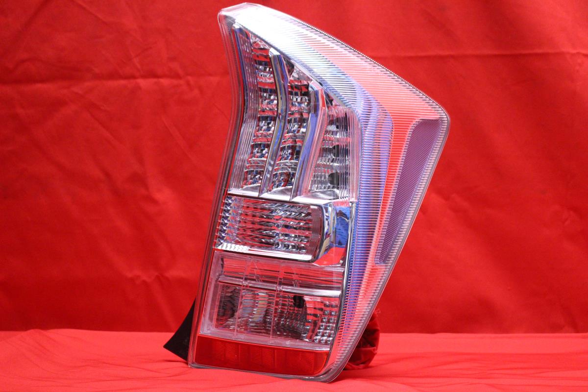 トヨタ プリウス ZVW30 純正テール