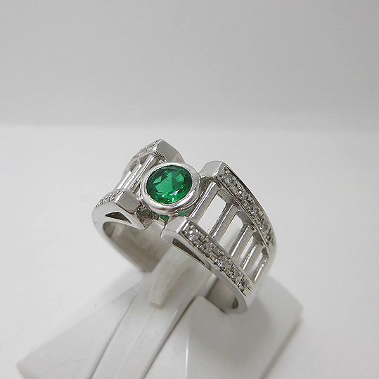 エメラルドリング 0.32ｃｔ ダイヤモンド　Pt900 指輪 ジュエリー 女性用 プレゼント 贈り物 E2353