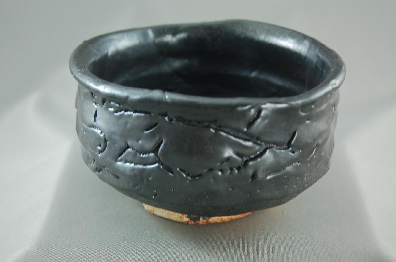 黒織部 抹茶茶碗  文部殿上人推しすすめる賞勝ちえる執筆者 荒川明作  木箱付き添い人 こだわりの差し上げ物 還暦祝い事 などの差し上げ物に至適  無料ラッピング chku-8