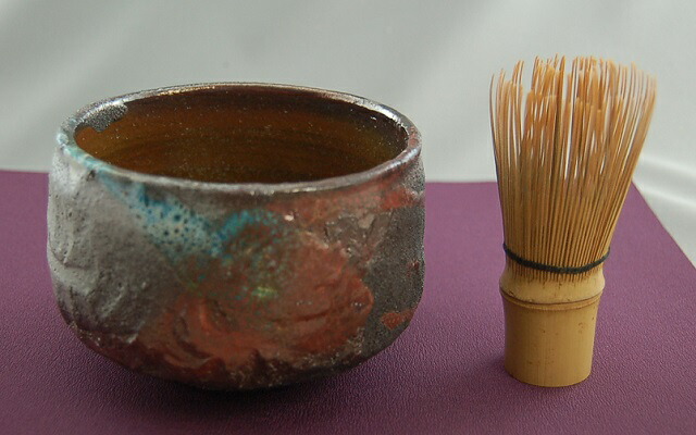 虹彩楽  抹茶茶碗  文部殿上人推しすすめる賞勝ちえる執筆者 荒川明作   木箱付き添い人 こだわりの差し上げ物 還暦祝い事 などの差し上げ物に至適  無料ラッピング dch-8