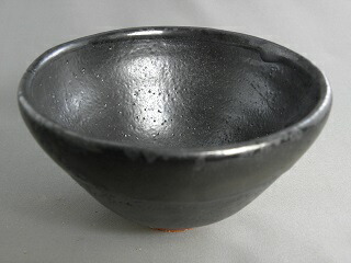 黒天目 抹茶茶碗   文部殿上人推しすすめる賞勝ち取る絵書き 荒川明作 木箱付き添い人 こだわりの差し上げ物 還暦祝賀会 などの差し上げ物に至適  無料ラッピング gch-3