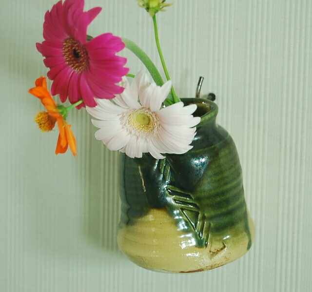 楽天市場 織部掛花入れ 織部壁掛け用花瓶 陶芸家 荒川 明作 文部大臣奨励賞受賞 1品限定作品 木箱付き 送料無料 定年退職記念 還暦祝い 敬老の日お祝い 誕生日のギフト Ka 16 荒川明の陶芸ギャラリー