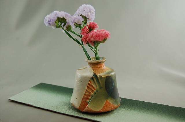 鳴海織部 花入れ 文部殿上人推しすすめる賞勝ちえる絵描き 荒川明作  こだわりの差し上げ物 還暦祝賀会 などの差し上げ物に至適  無料ラッピング hao-15