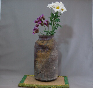 焼締花入れ 花立て  文部殿上人推しすすめる賞勝ちえる執筆者 荒川明作  こだわりの差し上げ物 還暦祝い事 などの差し上げ物に至適  無料ラッピング ha-15