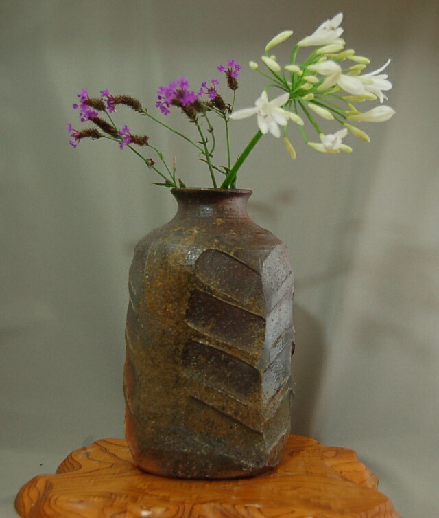 焼締 花入れ 薪窯  文部殿上人推しすすめる賞勝ちえる執筆者 荒川明作  こだわりの差し上げ物 還暦祝い事 などの差し上げ物に至適  無料ラッピング ha-34