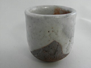 焼締志野 湯のみ 文部大臣奨励賞受賞作家 荒川明作　こだわりのギフト 還暦祝い などの贈り物に最適 無料ラッピング hyu-15