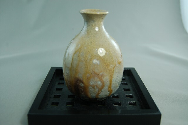 agu-44　焼締 徳利＋三角ぐいのみ　文部大臣奨励賞受賞作家　荒川明作 木箱付き 焼締花紋様 徳利＋焼締花紋様ぐいのみ2ケセット 文部大臣