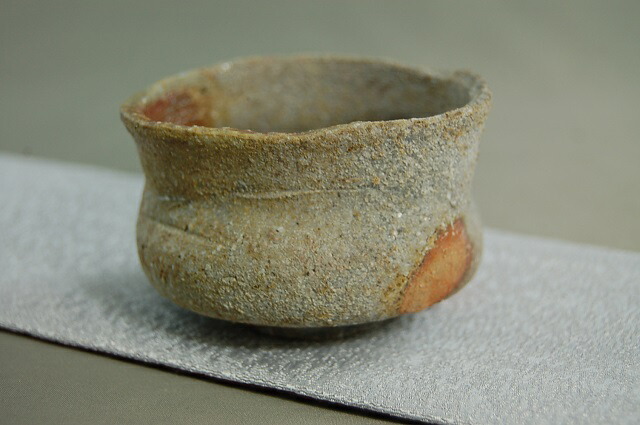 焼締灰被り ぐいのみ おちょこ 文部大臣奨励賞受賞作家 荒川明作 　木箱付き こだわりのギフト 還暦祝い などの贈り物に最適 無料ラッピング　dgu-44